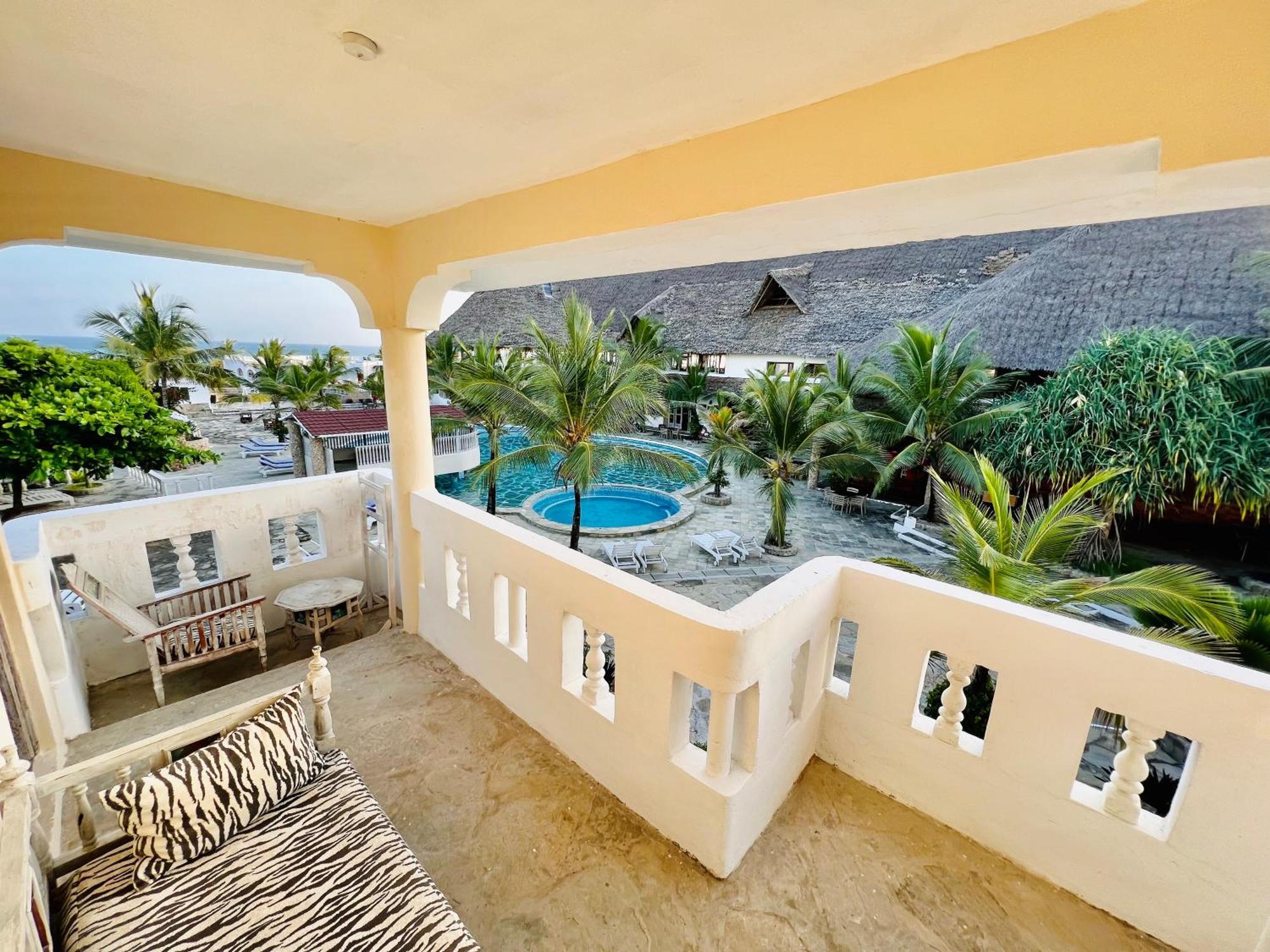 Jacaranda Beach Resort Ватаму Екстериор снимка