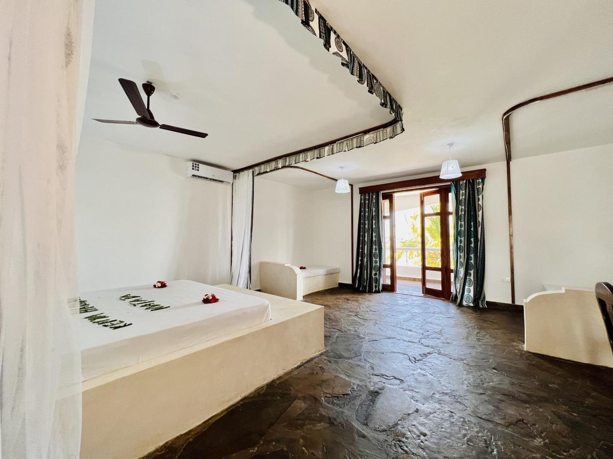 Jacaranda Beach Resort Ватаму Екстериор снимка