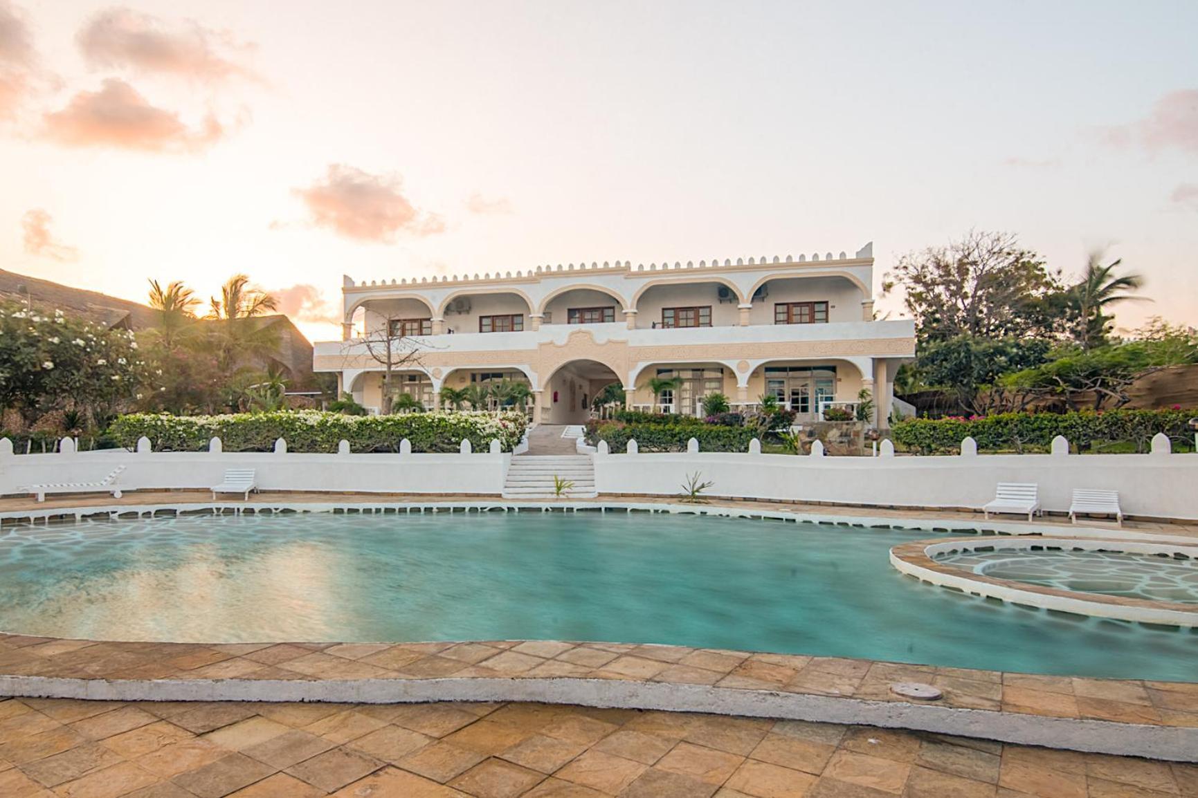 Jacaranda Beach Resort Ватаму Екстериор снимка